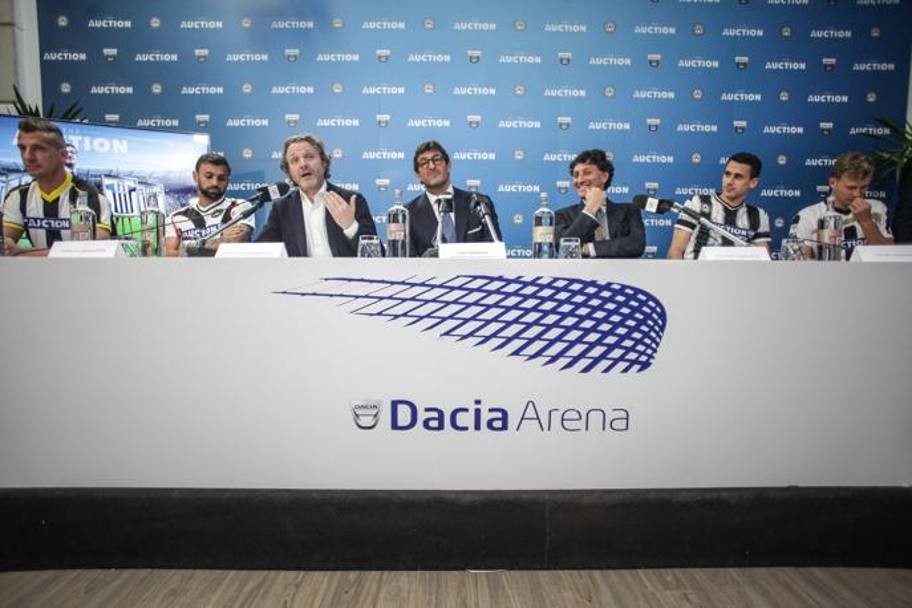 Foto di gruppo alla Dacia Arena